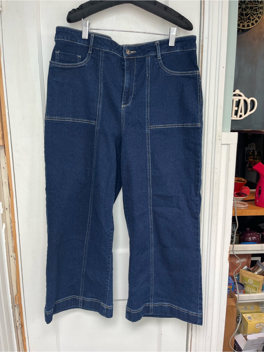 Cropped blue jeans with cool stitch details
